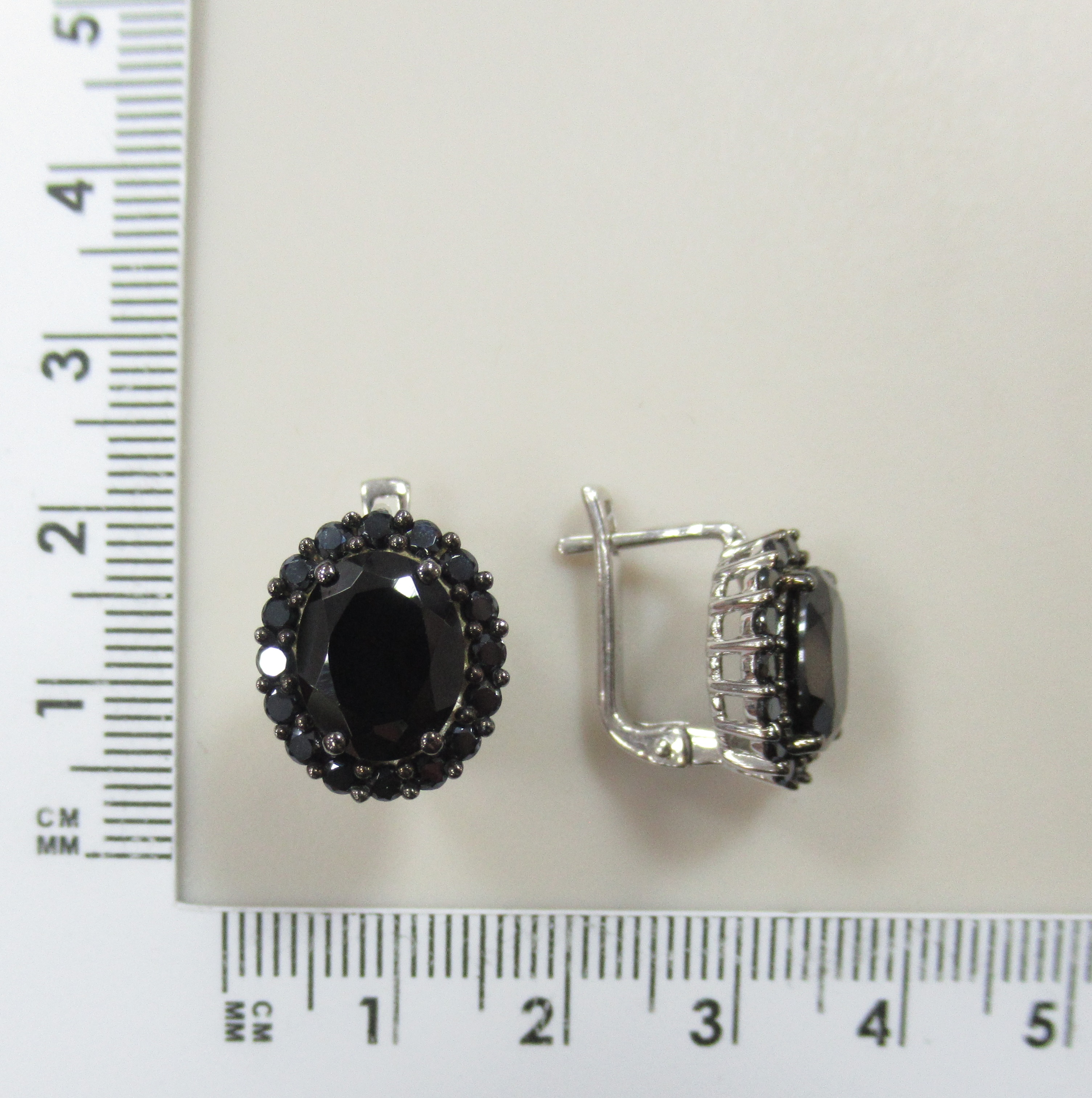 Серебряные серьги со шпинелью